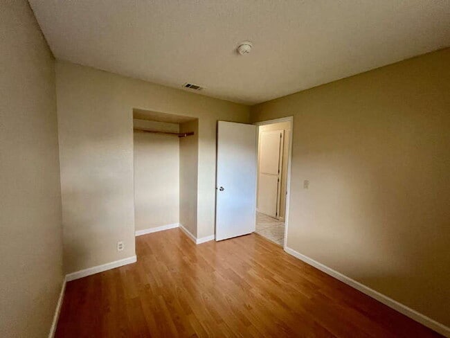 Building Photo - 827 Crested Dr