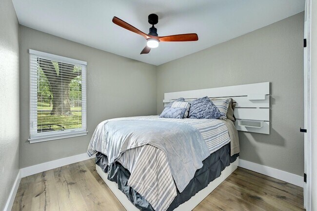 Building Photo - 1807 Krizan Ave