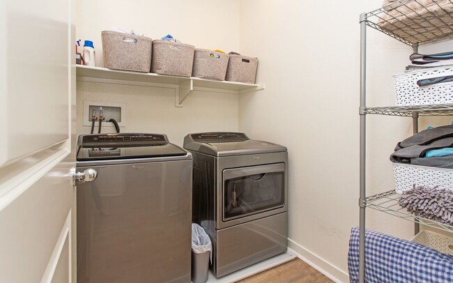 Building Photo - Large Corner-End Townhouse in Oceanside!