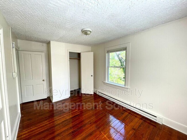 Building Photo - 410 Gooch St