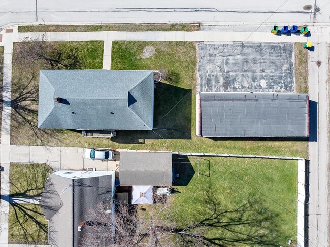 Building Photo - Charming 1-Bedroom Lower Apartment — West Side Green Bay