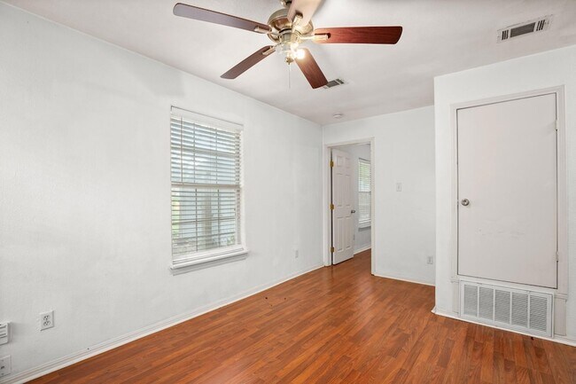 Building Photo - 2610 E 3rd St