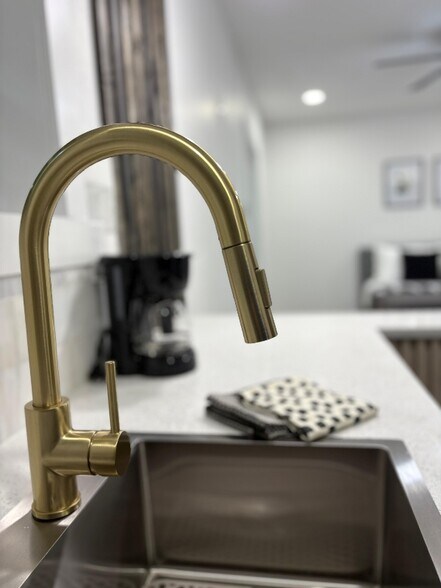 Building Photo - 804 Royal Palm Dr