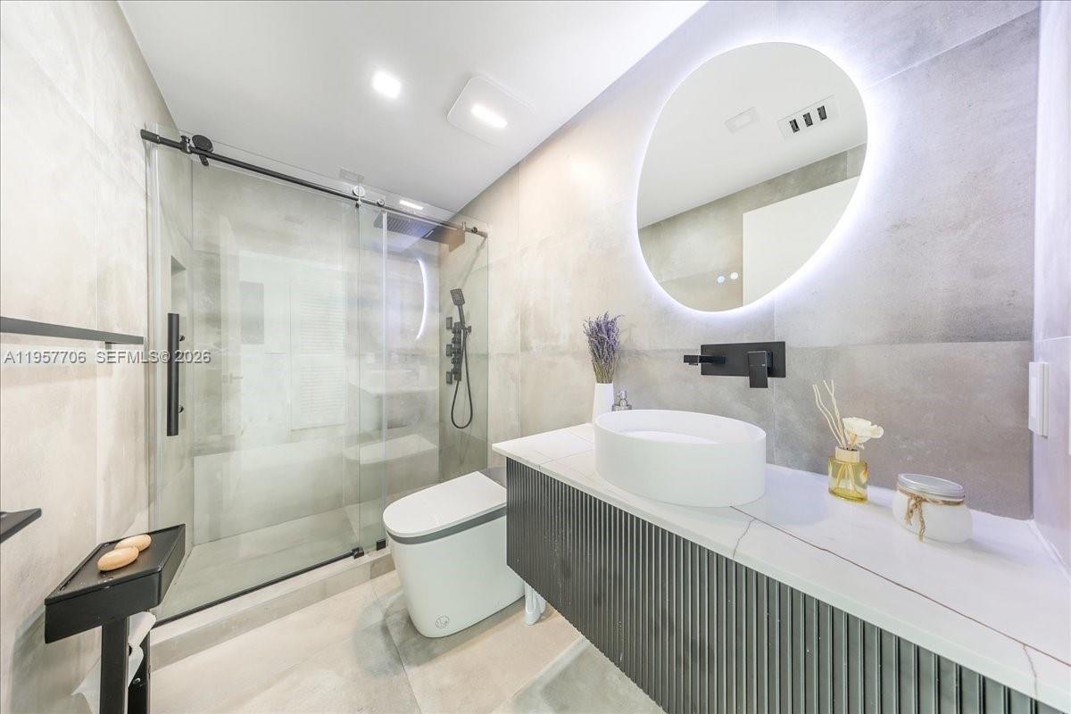 Building Photo - 350 S Miami Ave