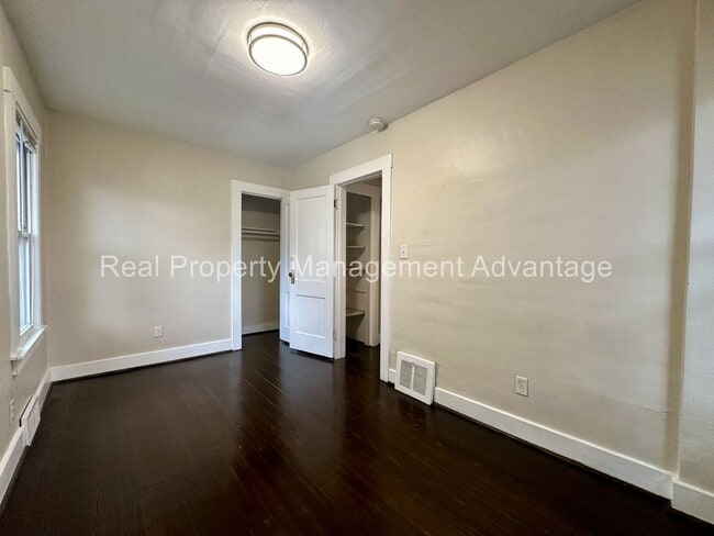 Building Photo - 2 Bedroom Open Floorplan Steps from Downtown Royal Oak!