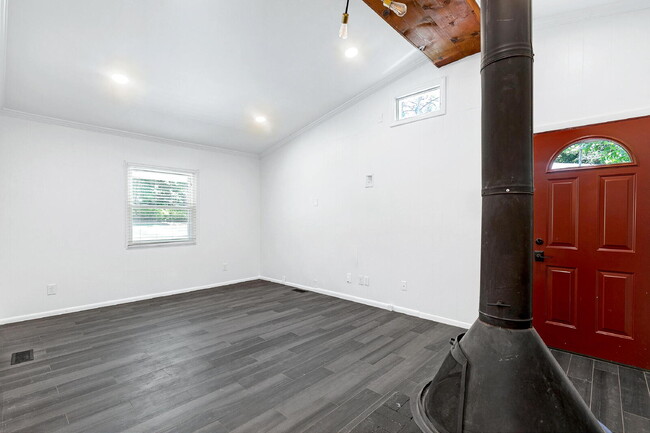 Building Photo - 1512 Beechwood Dr