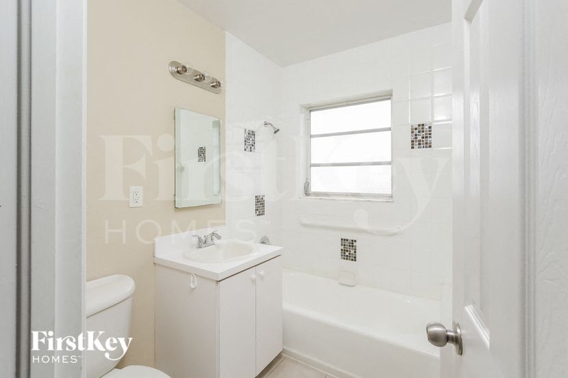 Building Photo - 22363 Catherine Ave