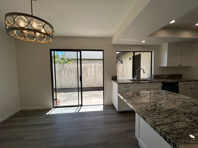 Building Photo - Spacious Newly Remodeled Townhome in Bonsa...
