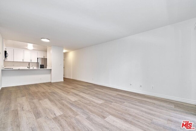 Building Photo - 326 S Manhattan Pl