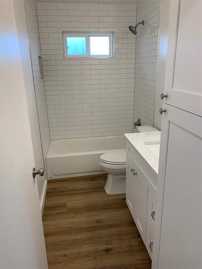 Building Photo - 1400 Kamar Dr