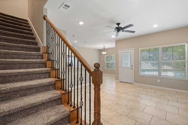 Building Photo - 1413 E April Villa