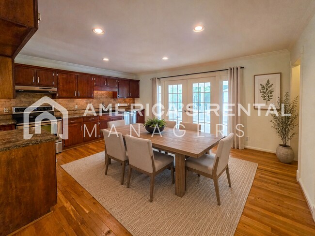 Building Photo - Newly Renovated and Ready for Move In!