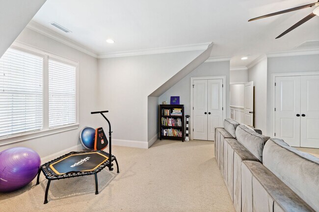 Building Photo - Elegant 5 bedroom home in Bedford!
