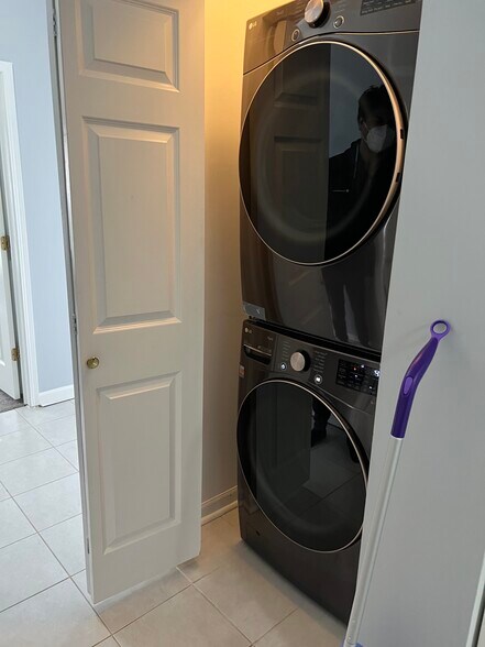 In Unit Washer-Dryer - 1457 N Rockwell St