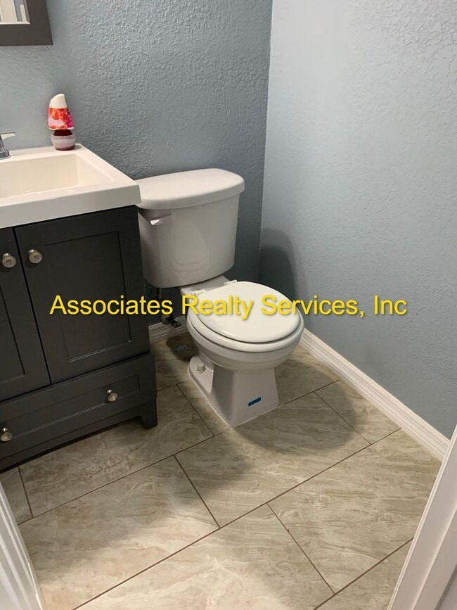 Building Photo - 2 Bed/2.5 bath End Unit Town home!  LOOK !!!