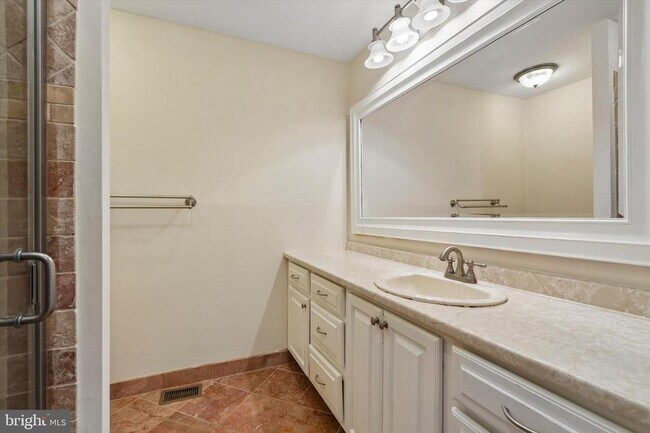 Building Photo - 156 Eaton Dr