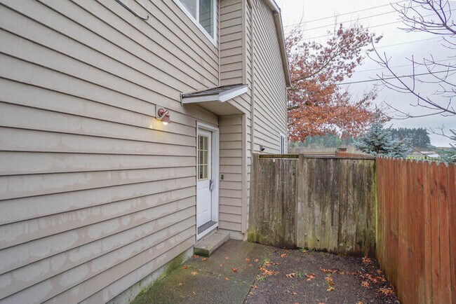 Building Photo - THREE BEDROOM TOWNHOME IN HAZEL DELL