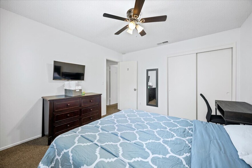 Building Photo - 4225 Parkwood Ct
