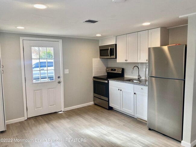 Building Photo - 209 Pine Dr