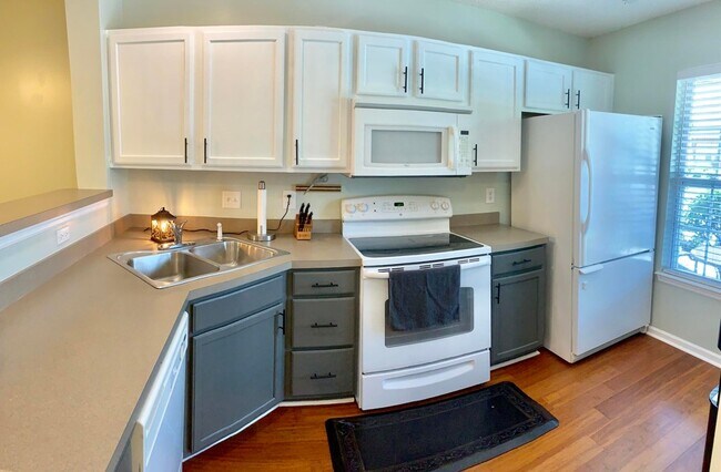 Building Photo - 466 Doane Way