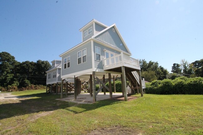 Building Photo - 2BR, 2BA Duplex with Close Water Access for Boats and Kayaks
