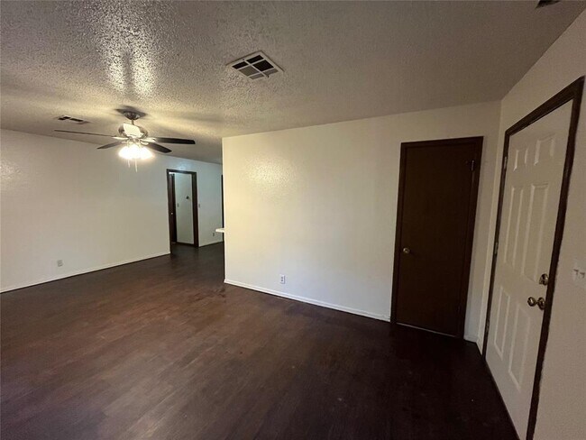 Building Photo - 2240 Donna Dr