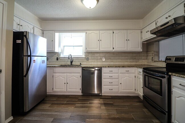 Building Photo - 4 bedroom, 2 1/2 bath, 2 car garage located in the quiet Summit View subdivision.