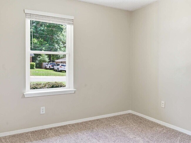 Building Photo - "Charming 3-Bedroom Retreat on Deedra Avenue - Spacious Living at 1325 Sq Ft in Pensacola!"