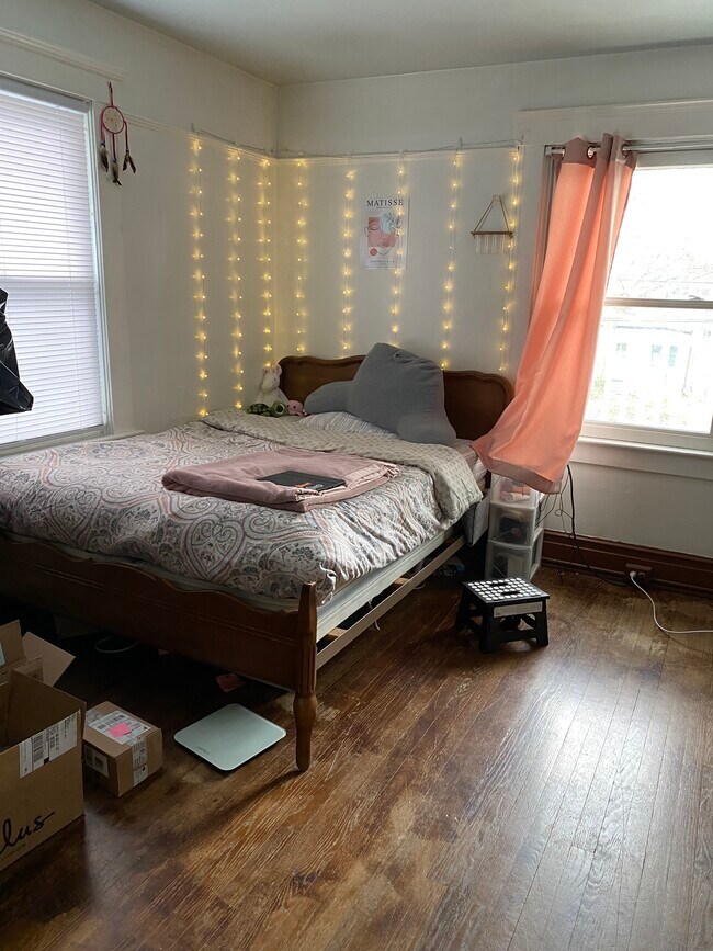 Bedroom - 917 E Ann St