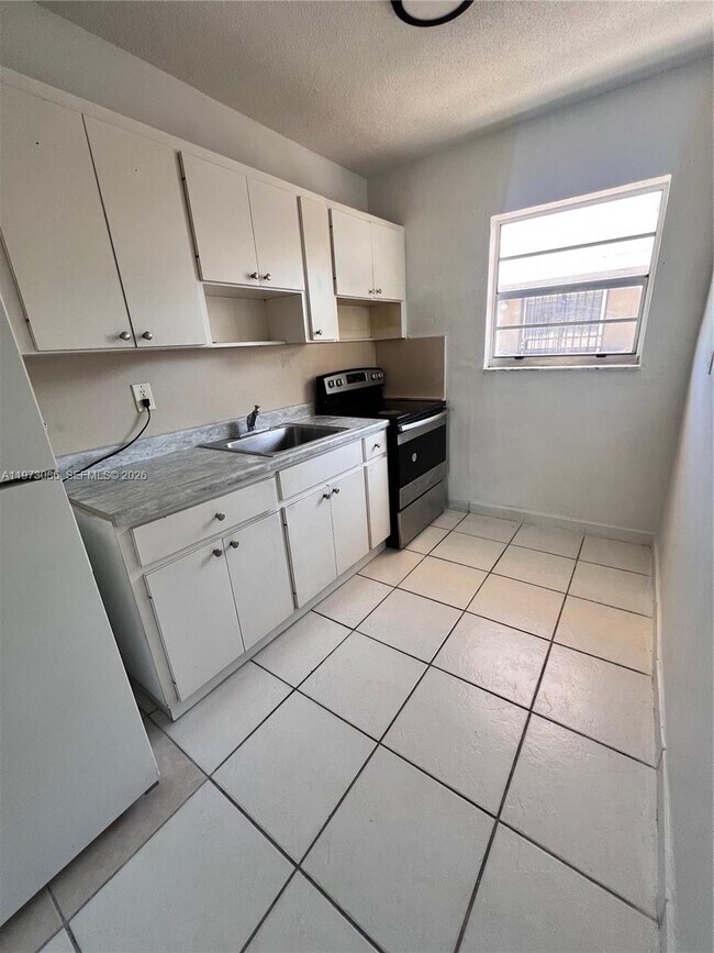 Building Photo - 608 SW 15th Ave