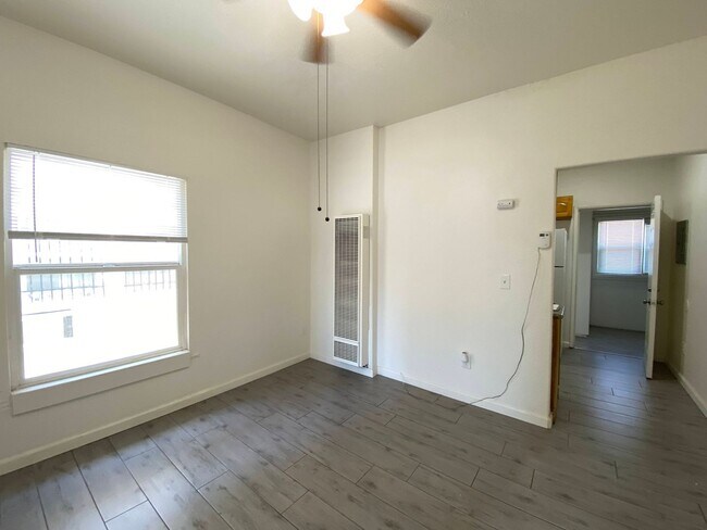 Building Photo - One Bedroom Apartment in Downtown Stockton