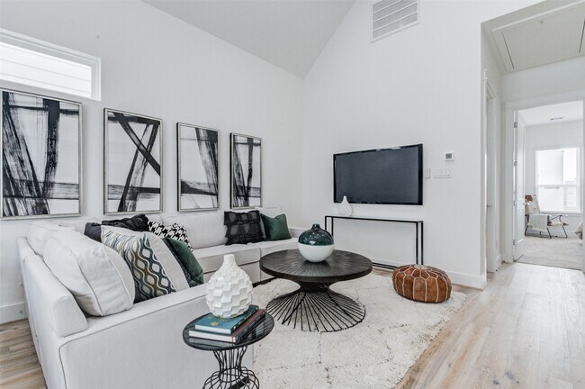 Building Photo - 1131 W 17th St