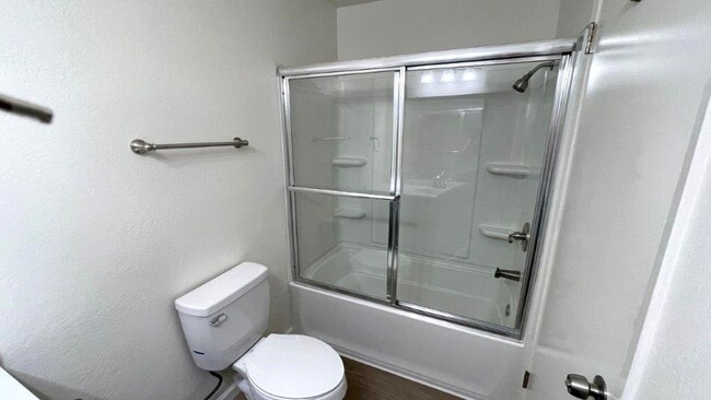 Building Photo - Martinez Beautiful 2 bedroom 1.5 bath unit...