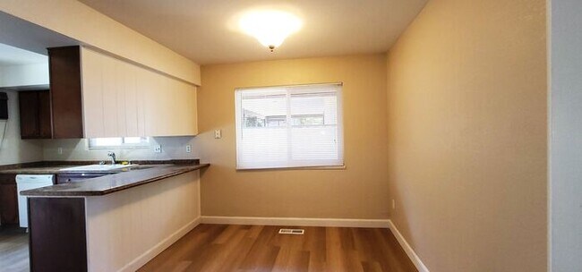 Building Photo - Beautiful 2 Bedroom / 2 Bath Bungalow Next to Hidden Valley Golf Club with Large Private Patio, N...