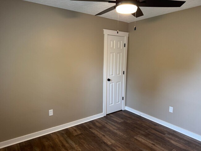 Building Photo - 516 Claremoor Ave