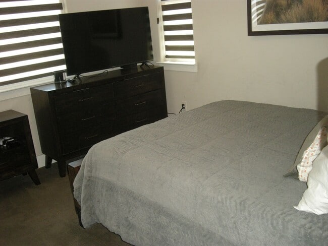 Building Photo - Fully Furnished or Unfurnished Four Bedroo...