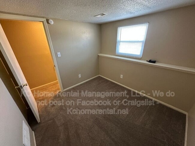 Building Photo - 405 NE Westwind Dr