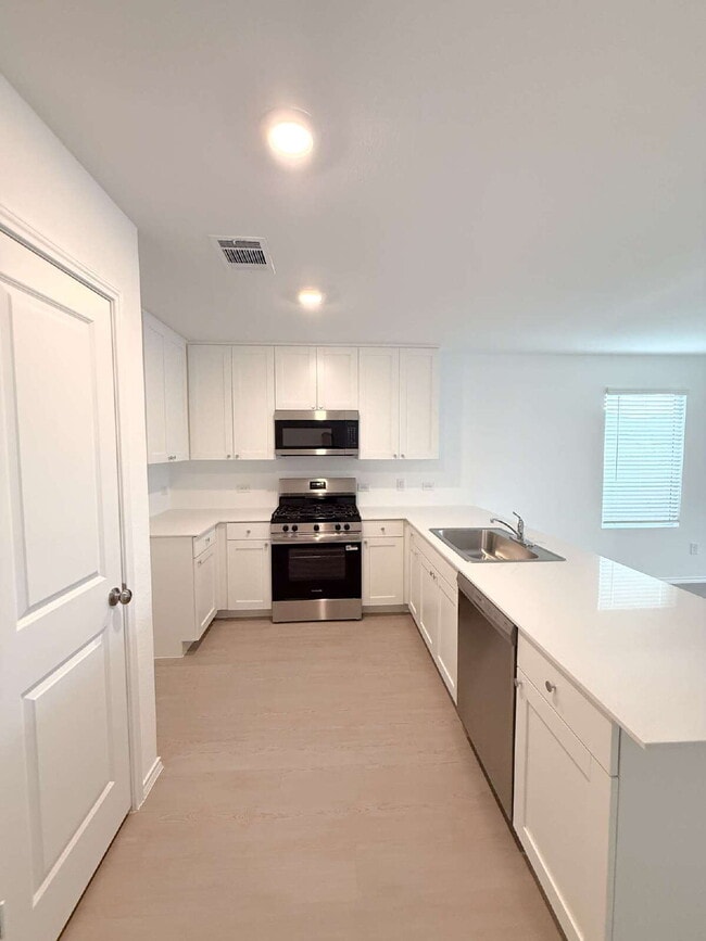Building Photo - One Story 4 Bedroom/2Bath - For Rent - San Marcos, TX - Minutes From Shopping, Entertainment, and...