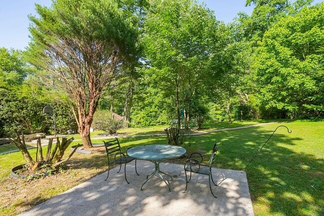Building Photo - Brentwood Oasis: Newly Renovated 3 Bed, 2 ...