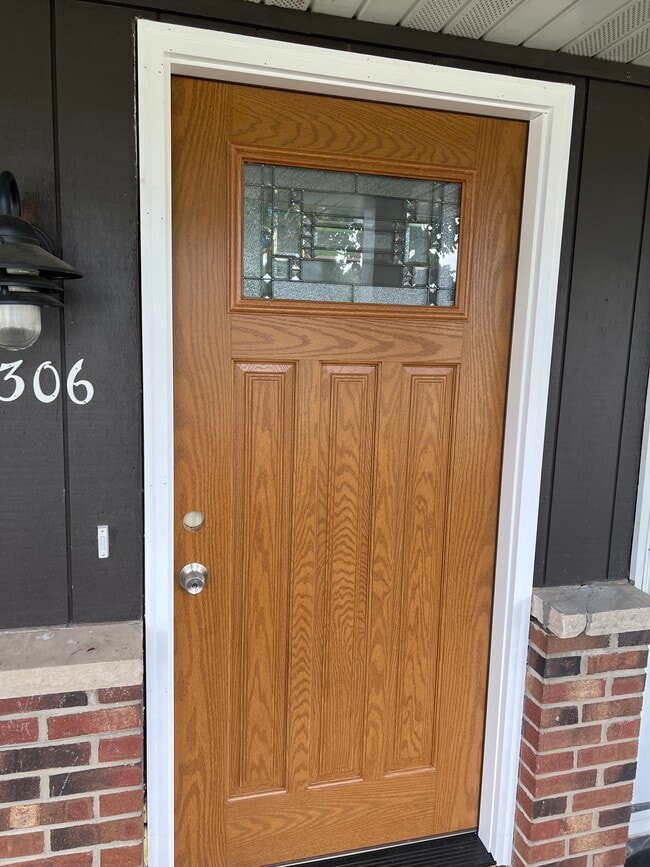 Building Photo - 1306 E Sylvan Ave