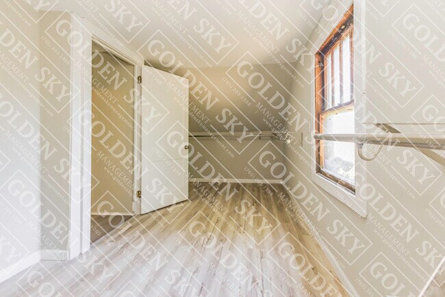 Building Photo - 806 W 7th St