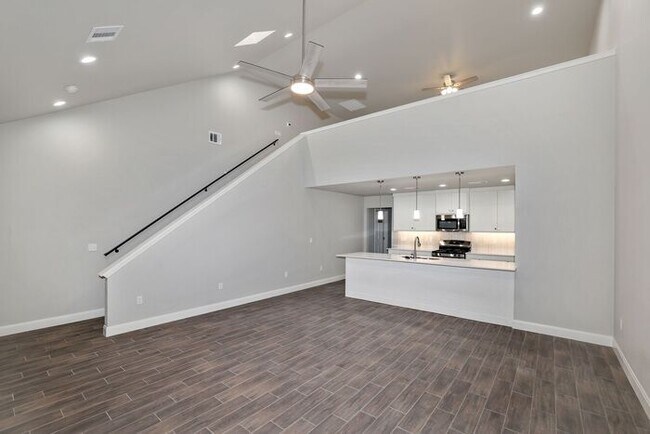 Building Photo - 7616 Woodford Ave