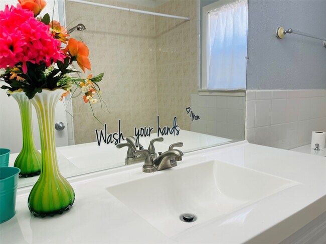 Building Photo - 6823 Songbrook Dr