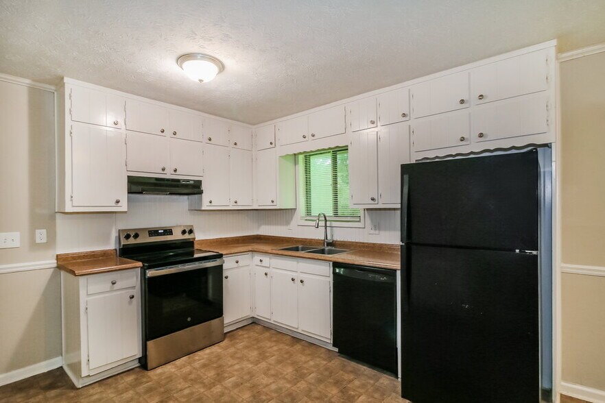 Building Photo - 233 Lucan Way