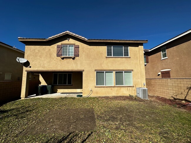 Building Photo - Beautiful 4 bedrooms, 3 bath home in Fontana