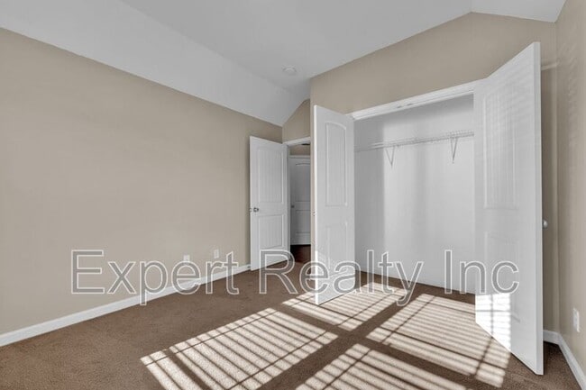 Building Photo - 1633 Cove Dr