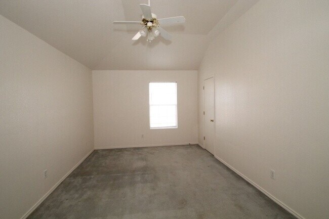 Building Photo - Convenience!