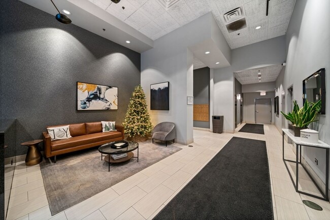 Building Photo - 400 W Ontario St