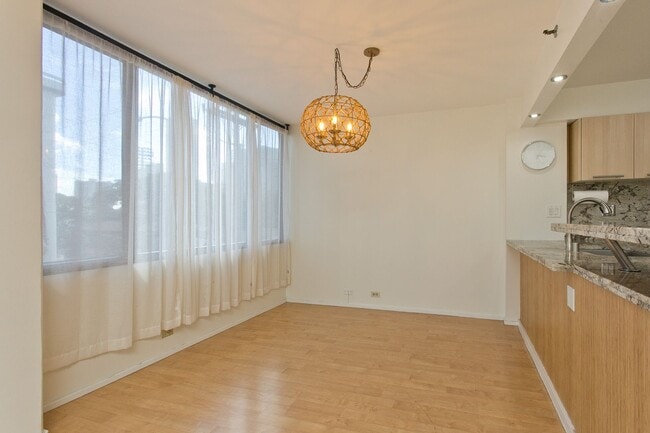 Building Photo - Available NOW ! 2/2/2 in town! Beautiful a...