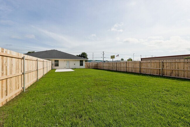 Building Photo - New Construction-Never Lived in Duplex, Pe...